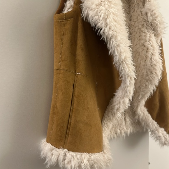 Two by Vince Camuto Faux Fur Vest - Picture 4 of 4